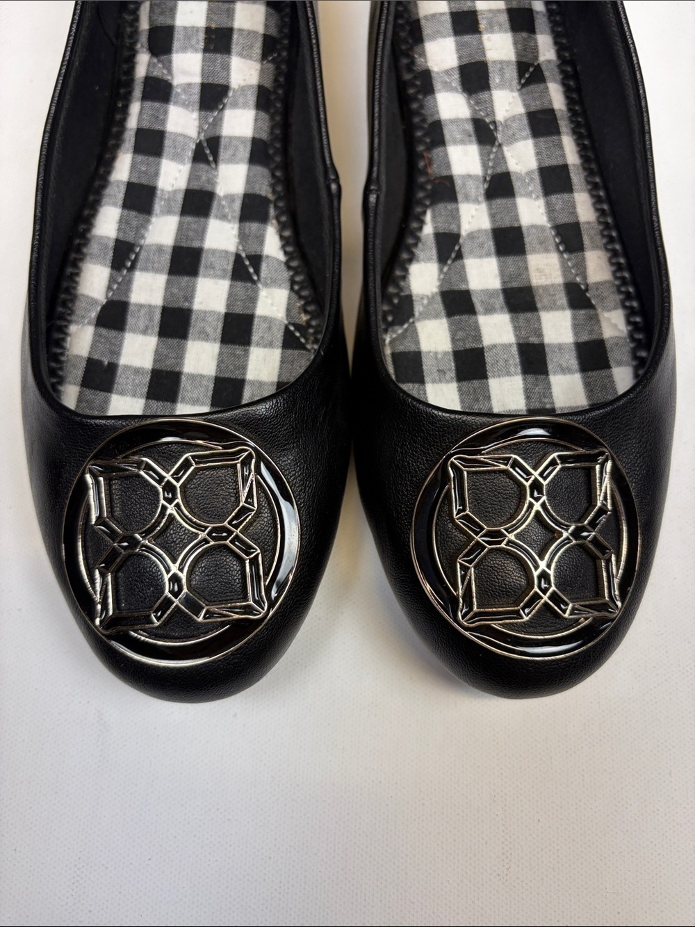 KELLY & KATIE HILIAH BLACK GOLD MEDALLION BALLET FLATS WOMEN SIZE 7 - Picture 7 of 7